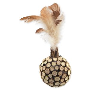 Hračka MAGIC CAT Natural Fun guľa s prírodnými pierkami a oblepené drevom 13cm